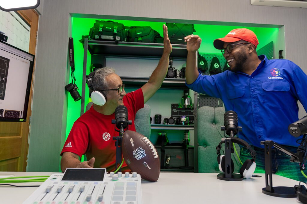 Equipo de The Huddle RD debatiendo sobre deportes