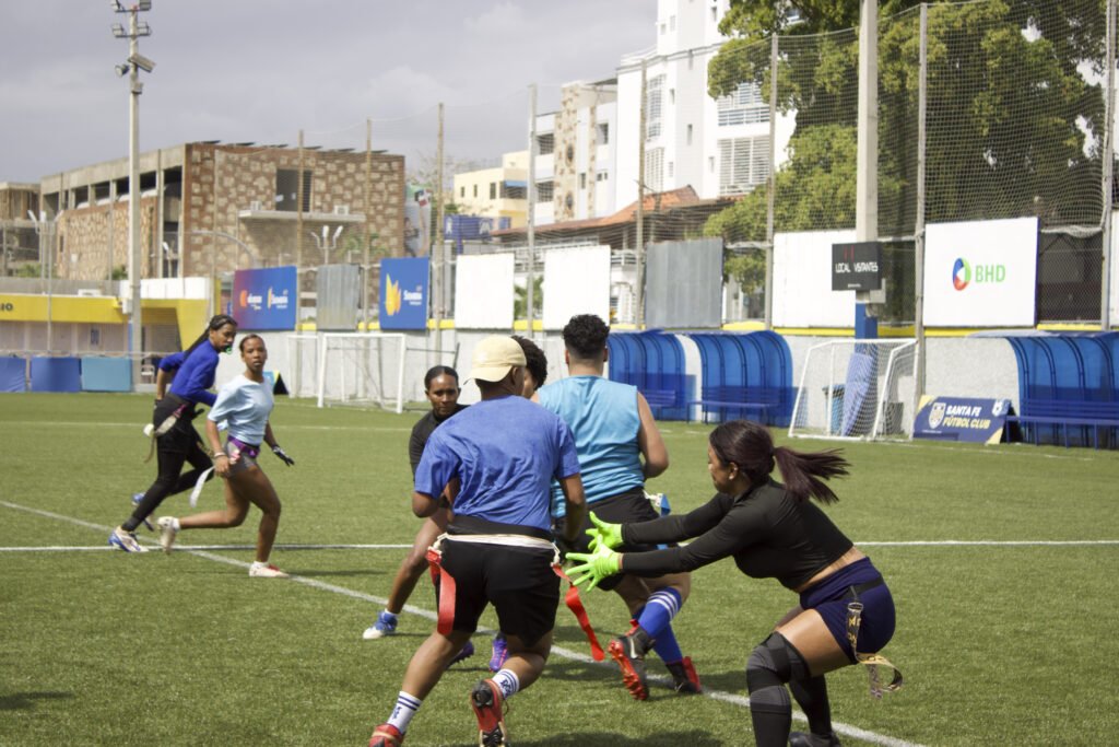 Mujeres Dominicanas jugando Flag Football. Tremendas Lecciones de Vida.