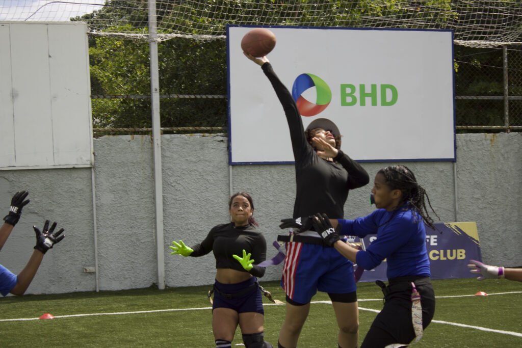 Más que un Juego: Lecciones de Vida en el Flag Football

Mujeres Dominicanas jugando flag football
