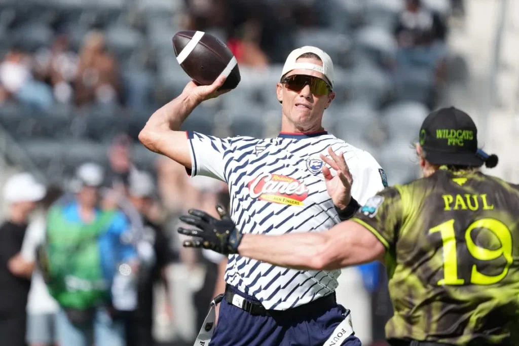 Tom Brady vs Logal Paul en Flag Football