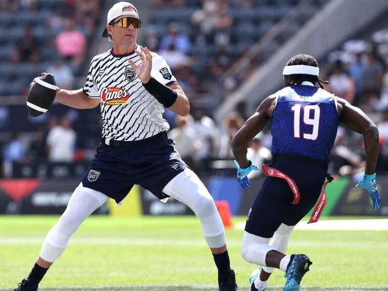 Tom Brady le pasa a Rob Gronkowski jugando Flag Football